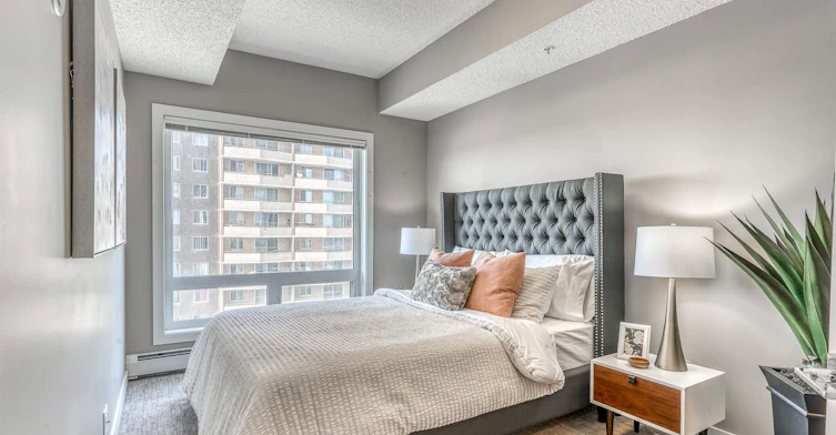 8520 Jasper Avenue, Edmonton, AB, T5H 3S4 - 8
