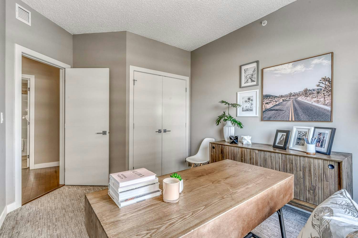 8520 Jasper Avenue, Edmonton, AB, T5H 3S4 - 7