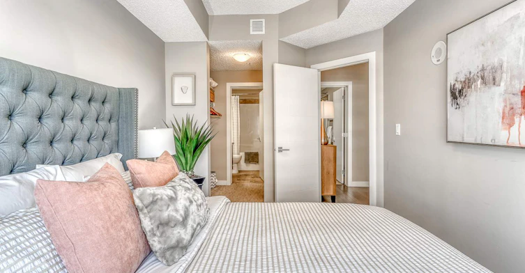8520 Jasper Avenue, Edmonton, AB, T5H 3S4 - 9