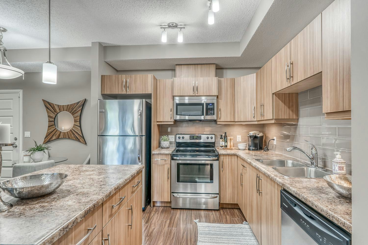 FEED-8515 106a Avenue Northwest, Edmonton, AB, T5H 0K7 - 3