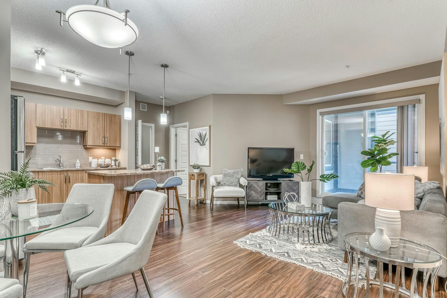 FEED-8515 106a Avenue Northwest, Edmonton, AB, T5H 0K7 - 5