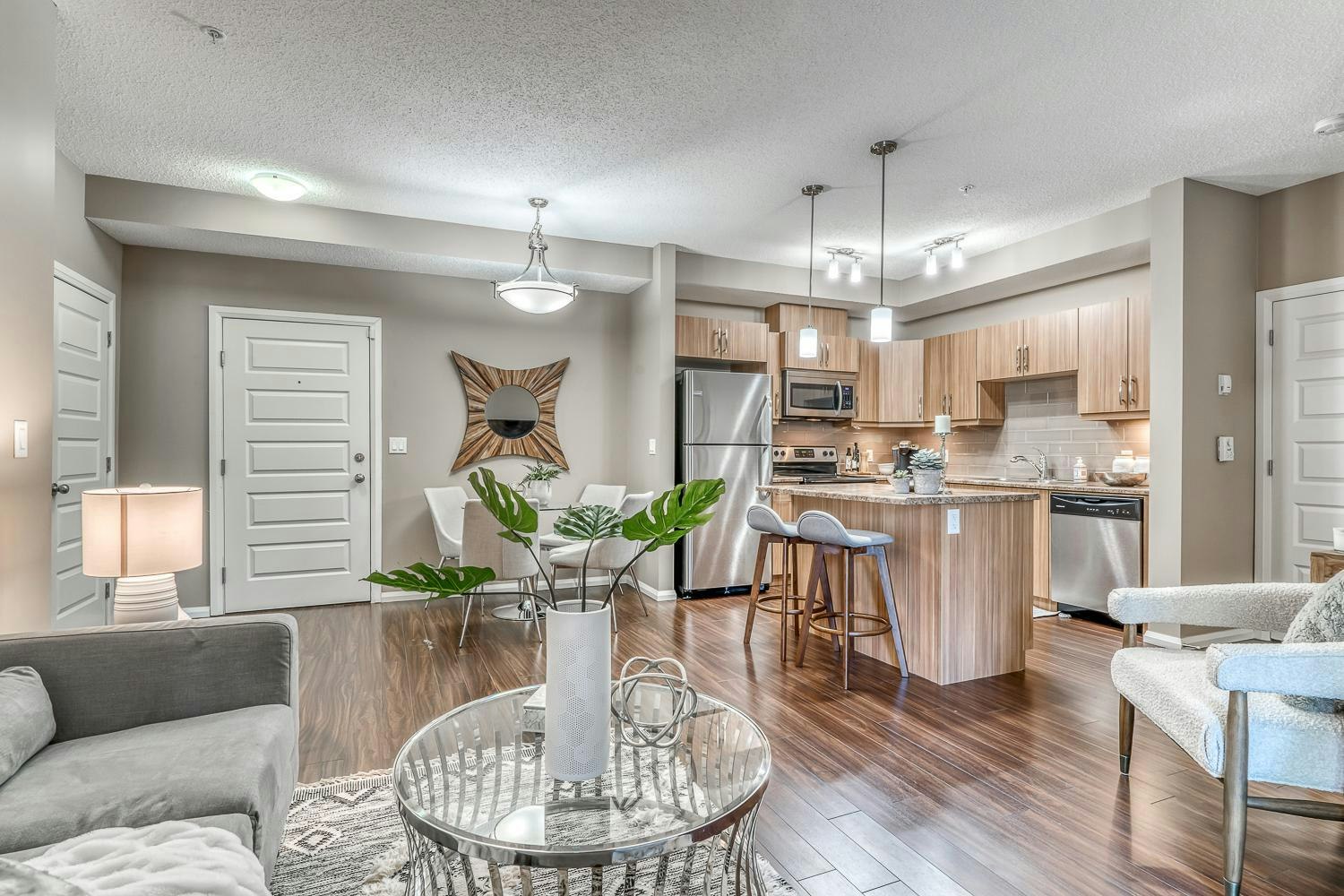 8515 106a Avenue Northwest, Edmonton, AB, T5H 0K7 - 4