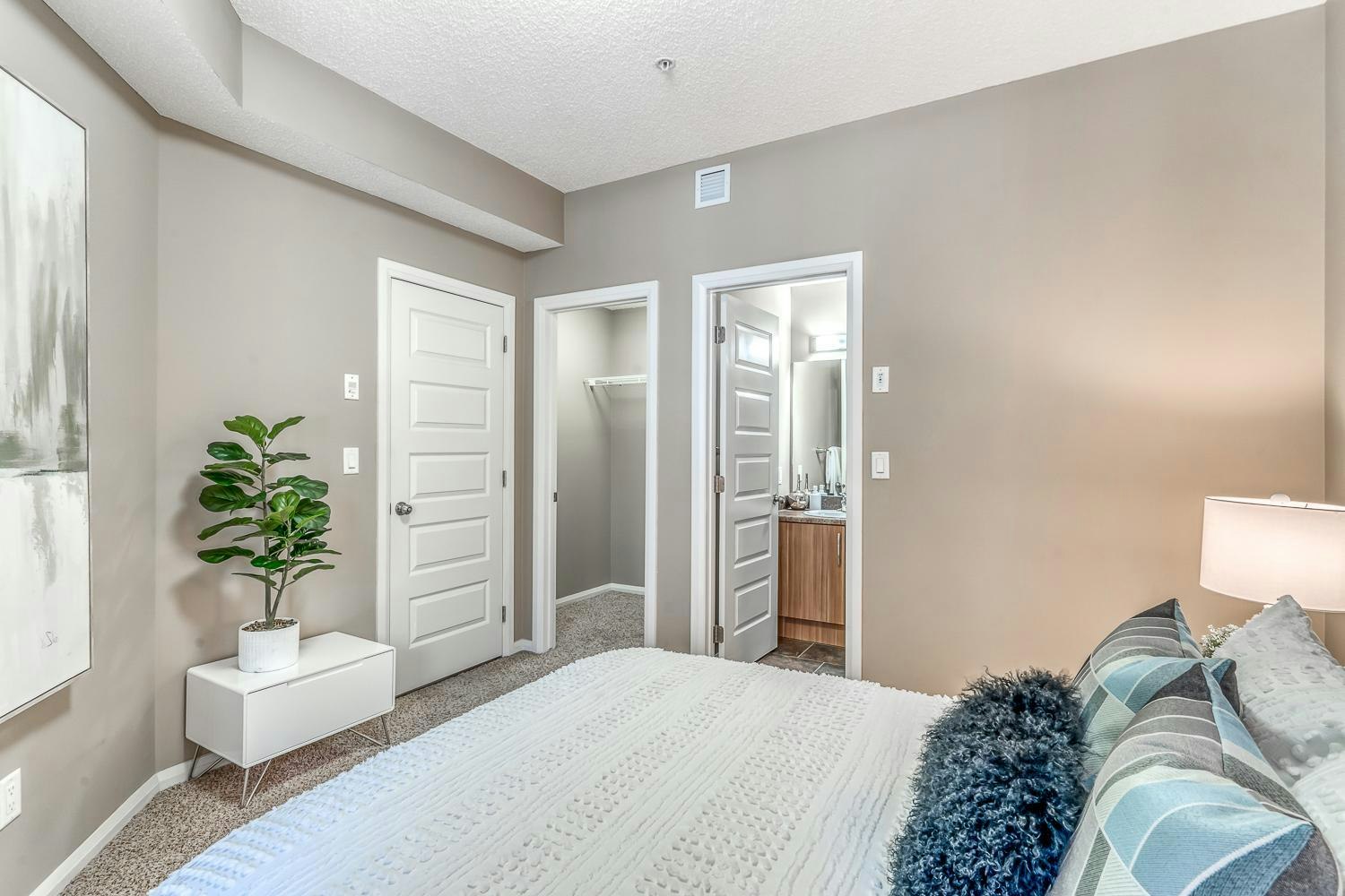 8515 106a Avenue Northwest, Edmonton, AB, T5H 0K7 - 9