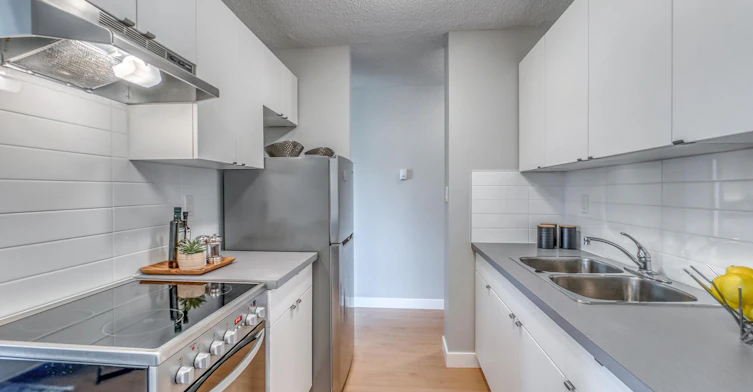 742 Kingsmere Crescent Southwest, Calgary, AB, T2V 2H8 - 3