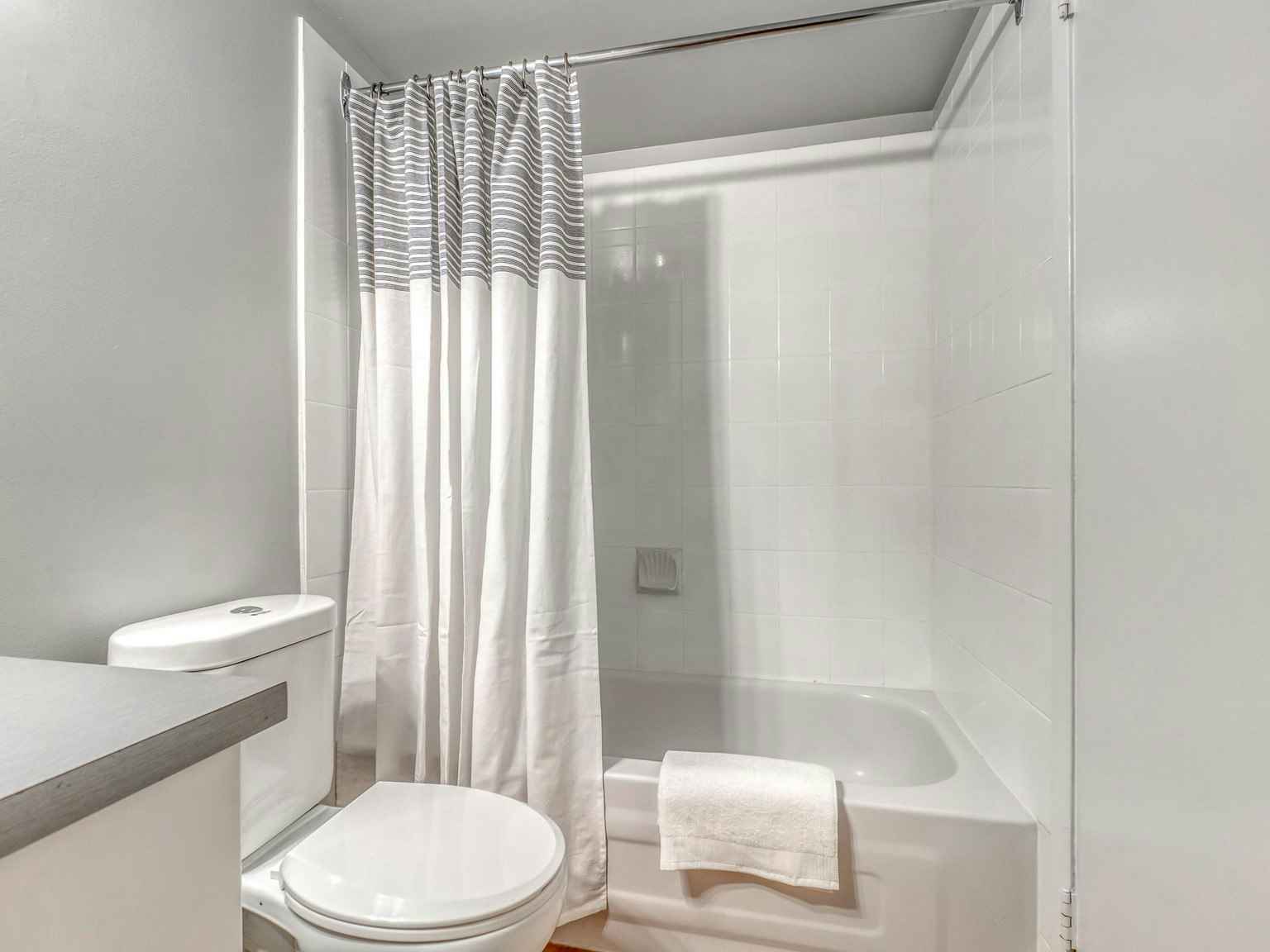 FEED-742 Kingsmere Crescent Southwest, Calgary, AB, T2V 2H8 - 10