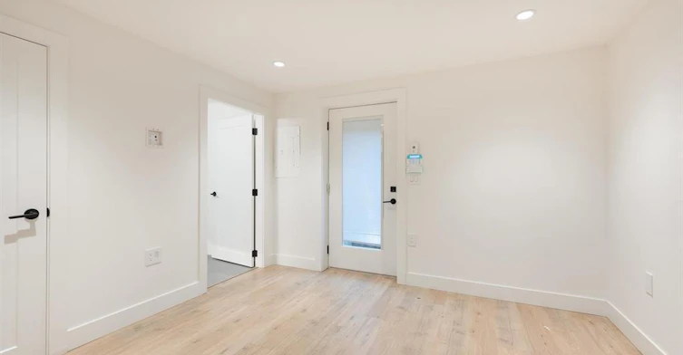 2-3582 East Pender Street, Vancouver, BC, V5K 2E3 - 5