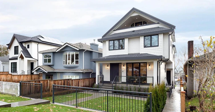 2-3582 East Pender Street, Vancouver, BC, V5K 2E3