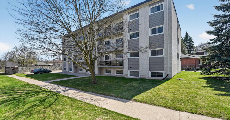 2-81 Kenwood Drive, Kitchener, ON, N2B 3H3