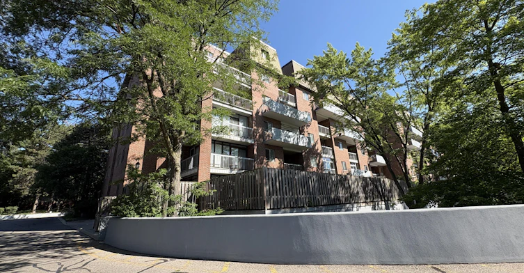 1-3025 The Credit Woodlands, Mississauga, ON, L5C 2V3
