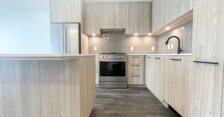 1107 Gladstone Road Northwest, Calgary, AB, T2M 3T1 - 2