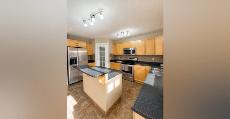 7550 Speaker Way Northwest, Edmonton, AB, T6R 0P1 - 9