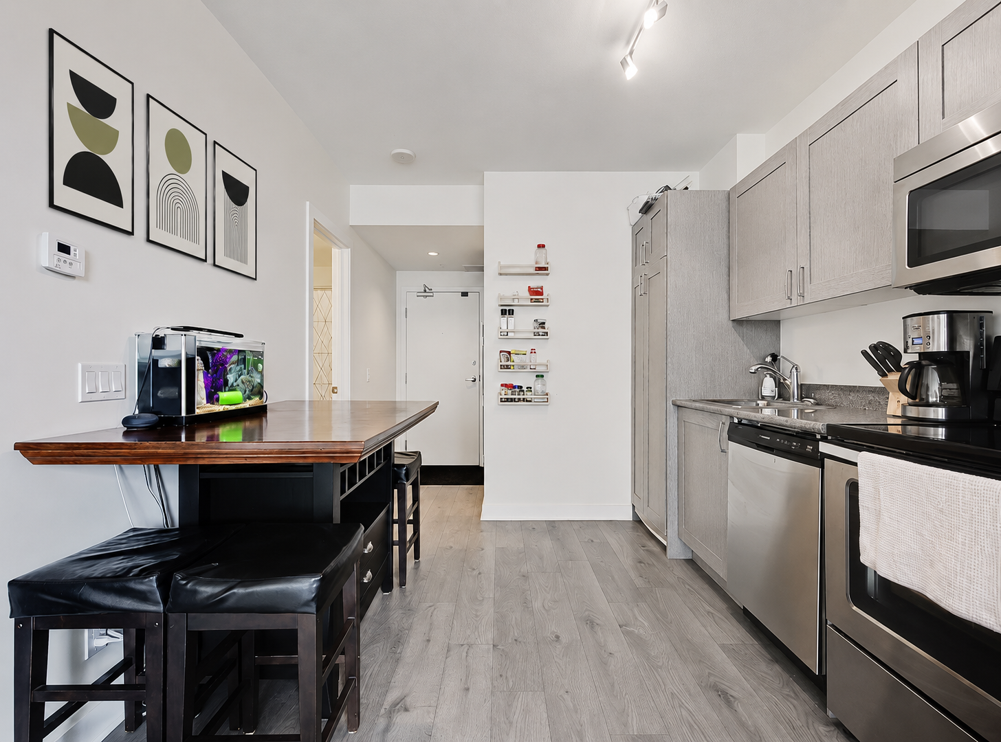 409-10 Brentwood Common Northwest, Calgary, AB, T2L 2L6 - 3