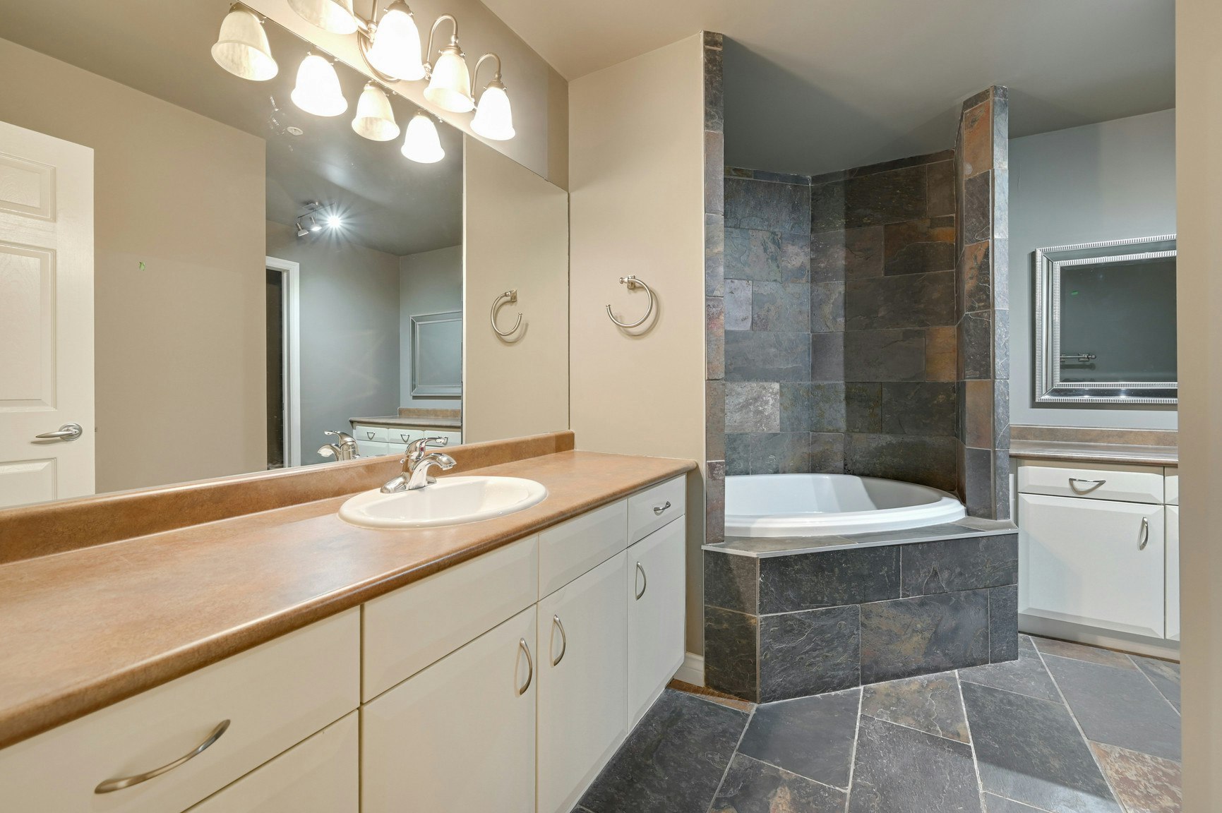 305-10108 125 Street Northwest, Edmonton, AB, T5N 4B6 - 14