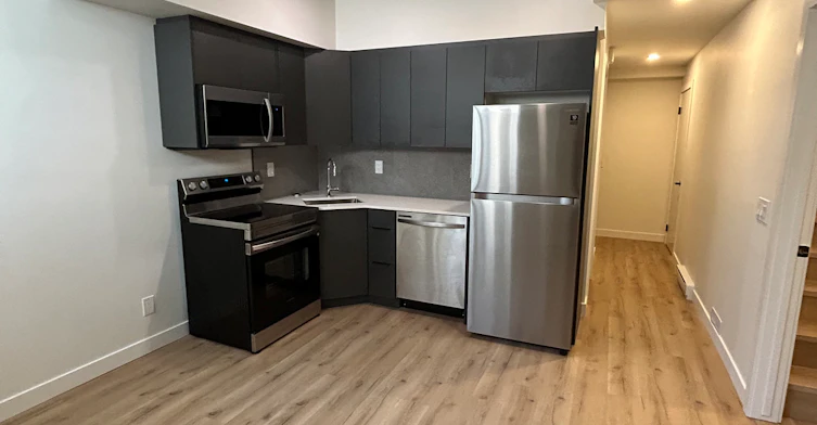 4929R-2202 49 Avenue Southwest, Calgary, AB, T2T 2V7 - 3