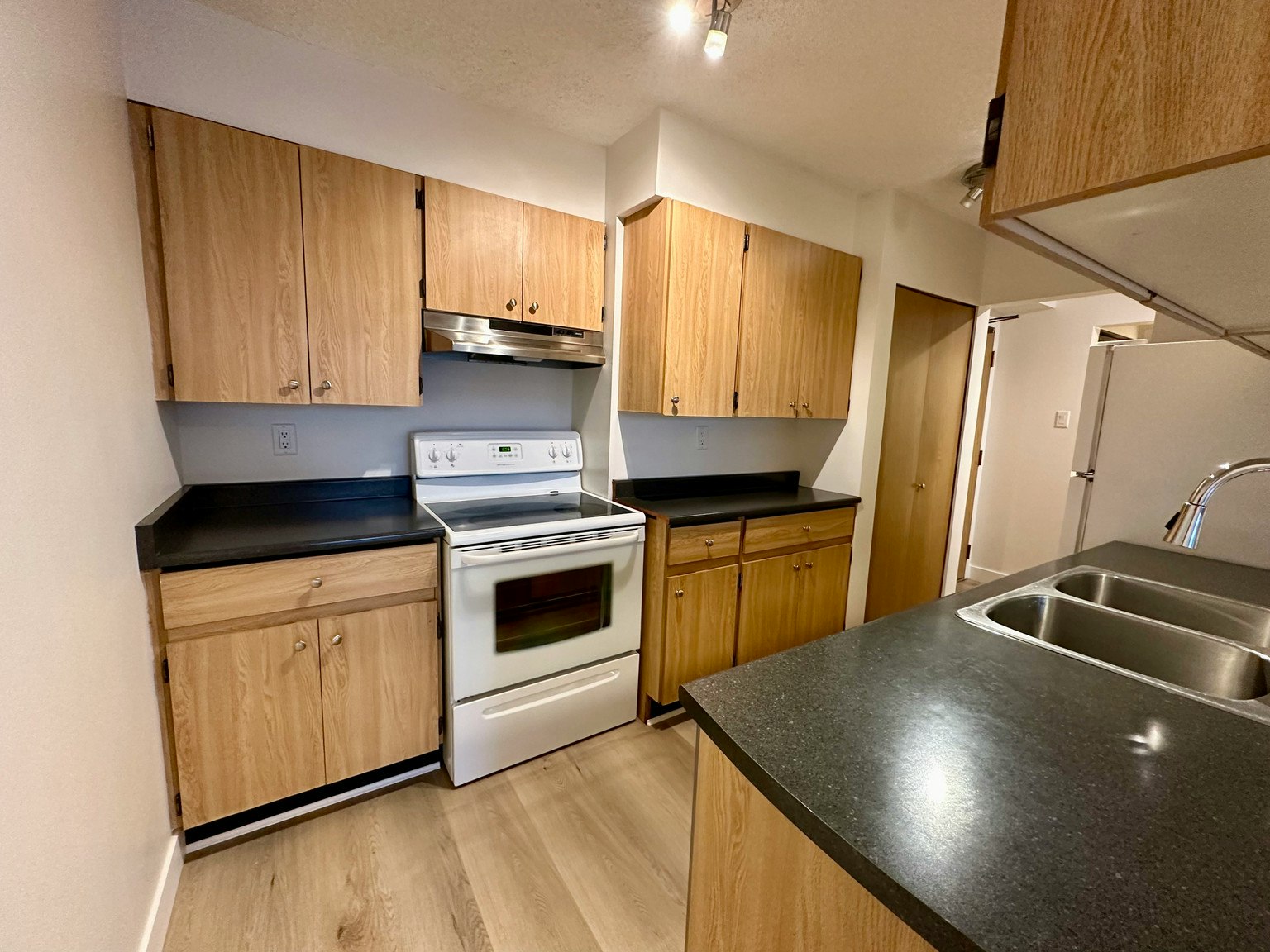 1105-9521 Cardston Court, Burnaby, BC, V3N 4R8 - 7
