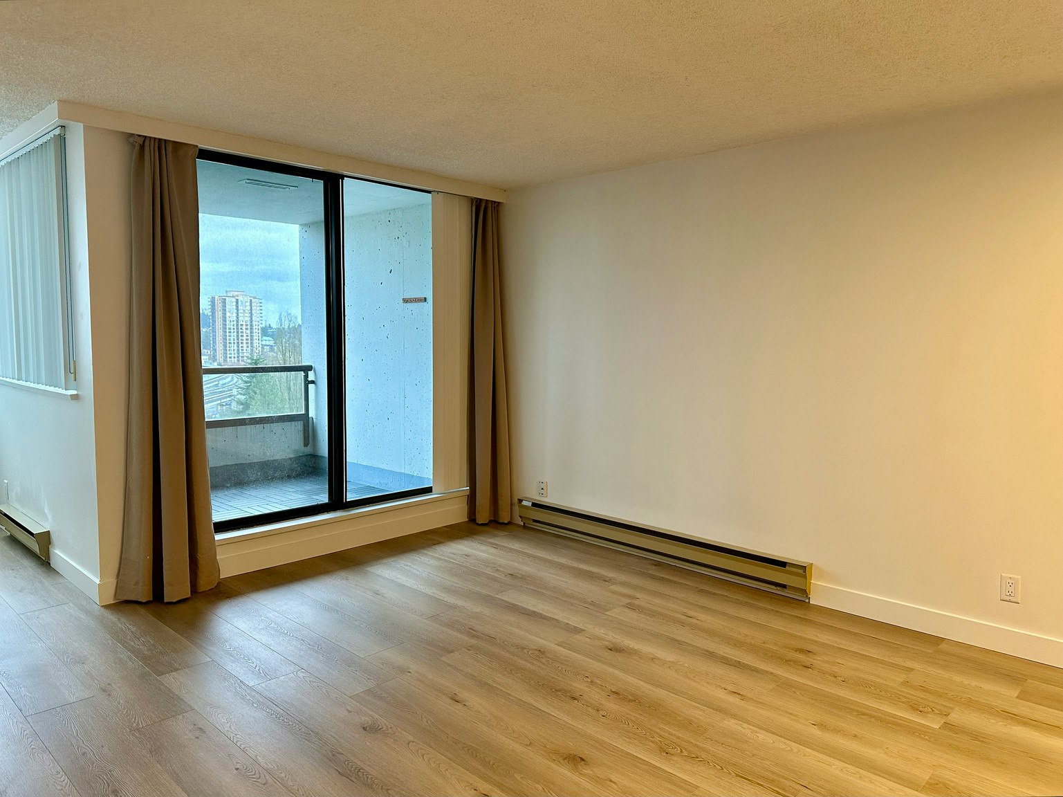 1105-9521 Cardston Court, Burnaby, BC, V3N 4R8 - 3