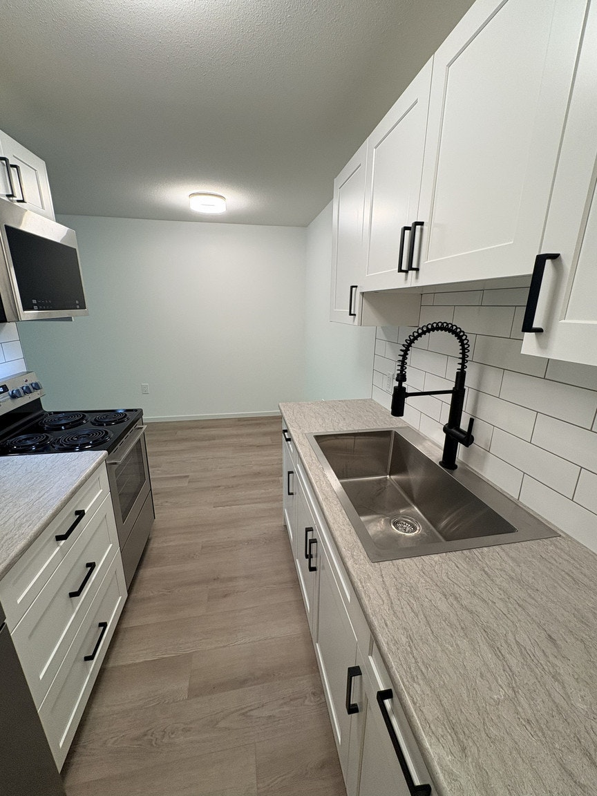 102-122 East 18th Street, North Vancouver, BC, V7L 2X5 - 2