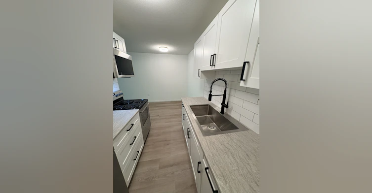 102-122 East 18th Street, North Vancouver, BC, V7L 2X5 - 2