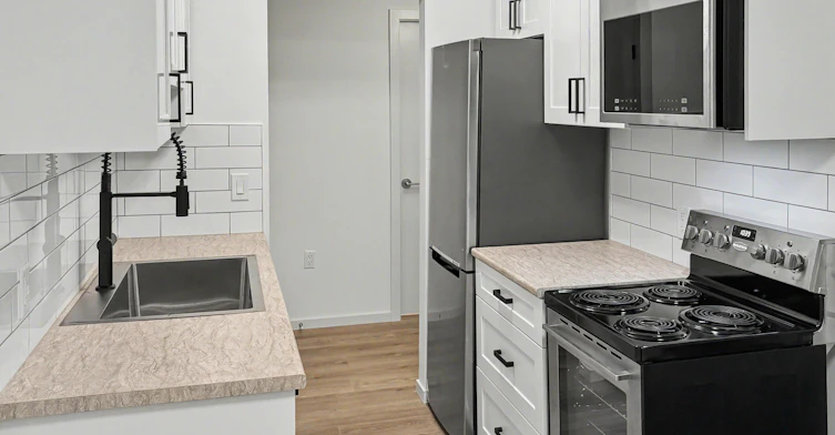 102-122 East 18th Street, North Vancouver, BC, V7L 2X5