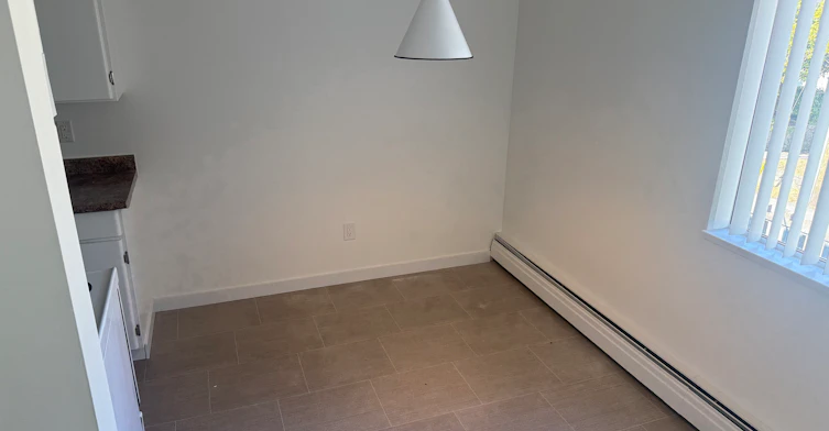 205-122 East 18th Street, North Vancouver, BC, V7L 2X5 - 2