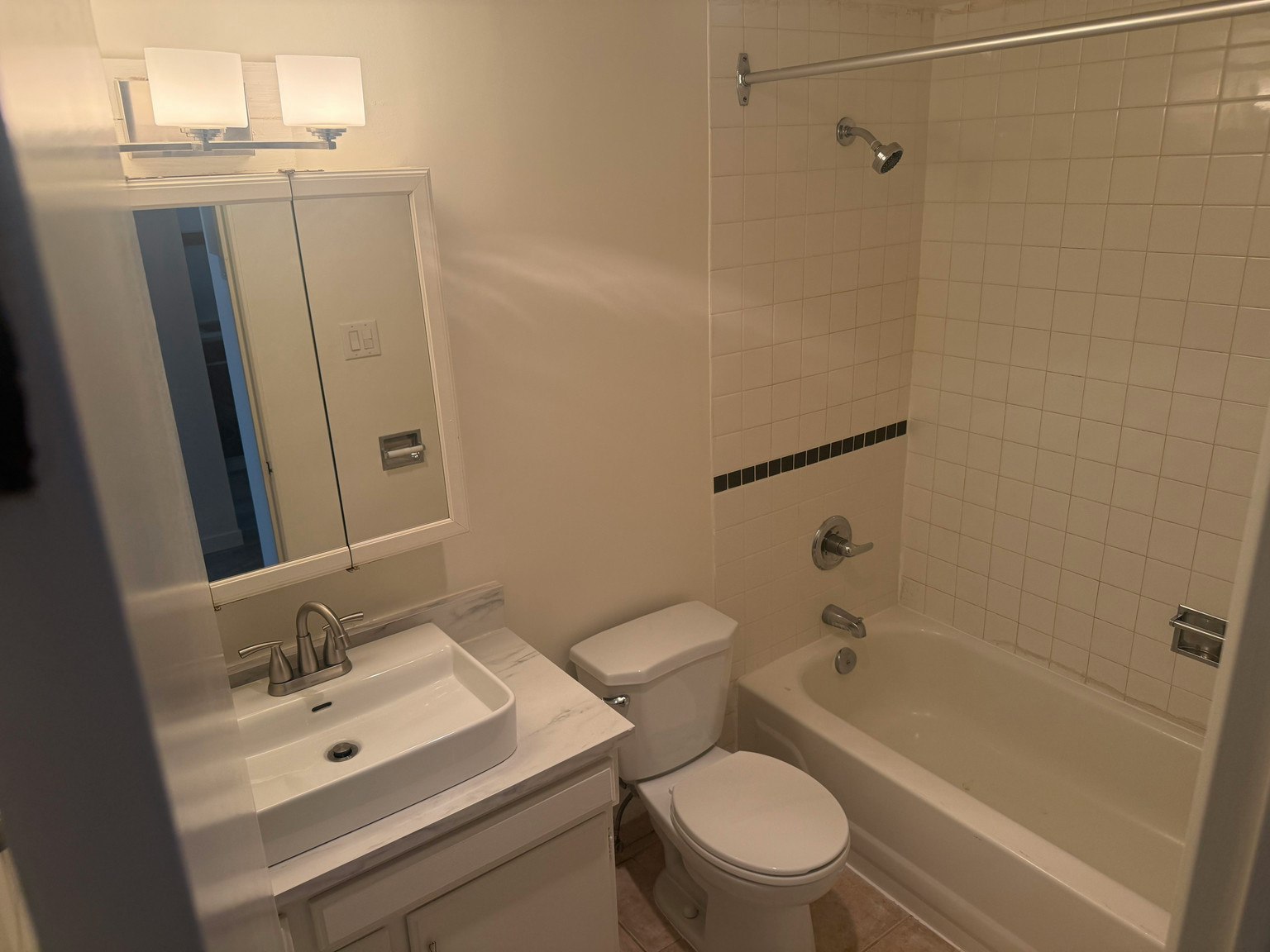 203-122 East 18th Street, North Vancouver, BC, V7L 2X5 - 8
