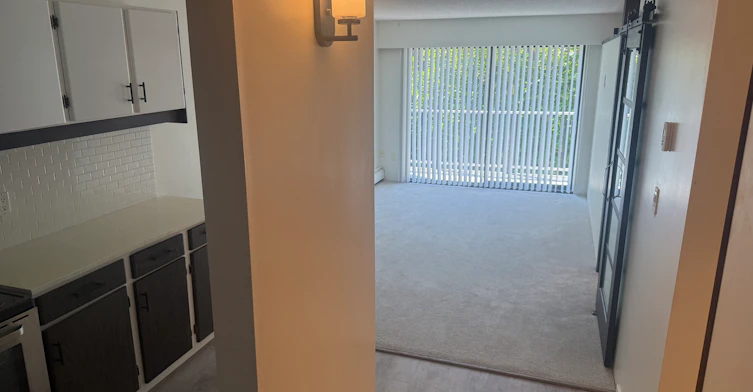 203-122 East 18th Street, North Vancouver, BC, V7L 2X5