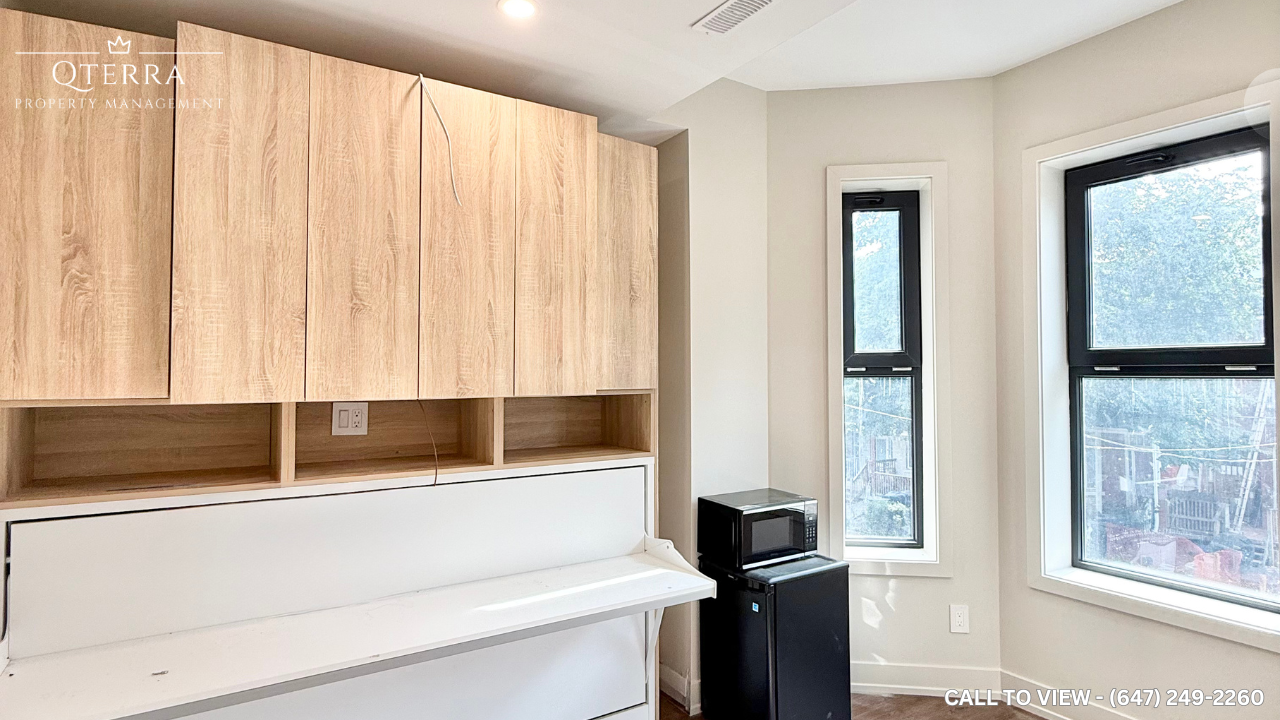 1-215 College Street, Toronto, ON, M5T 1R1