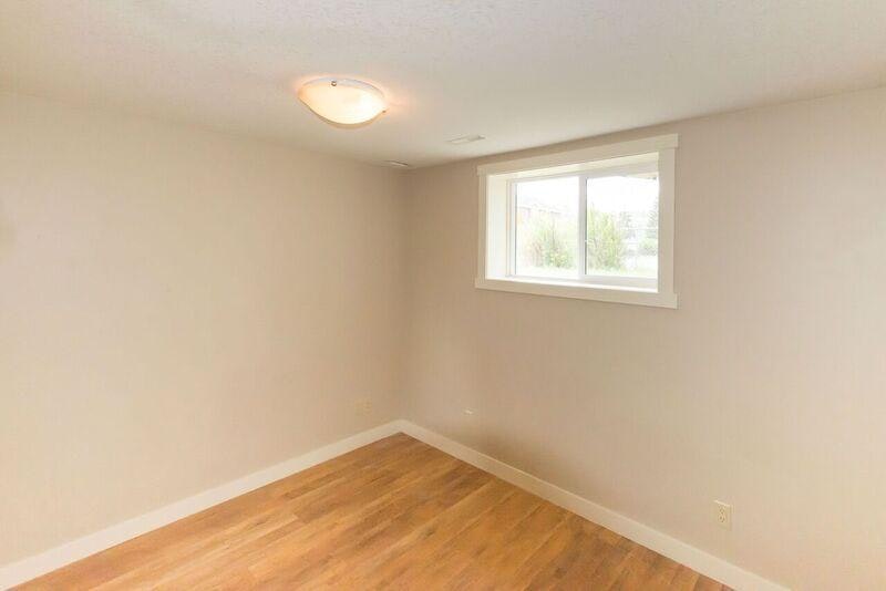 4904 19 Avenue NW, Calgary, AB, T3B 0S9 - 4
