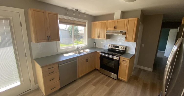 Front-7927 71 Avenue Northwest, Edmonton, AB, T6C 0B1 - 2