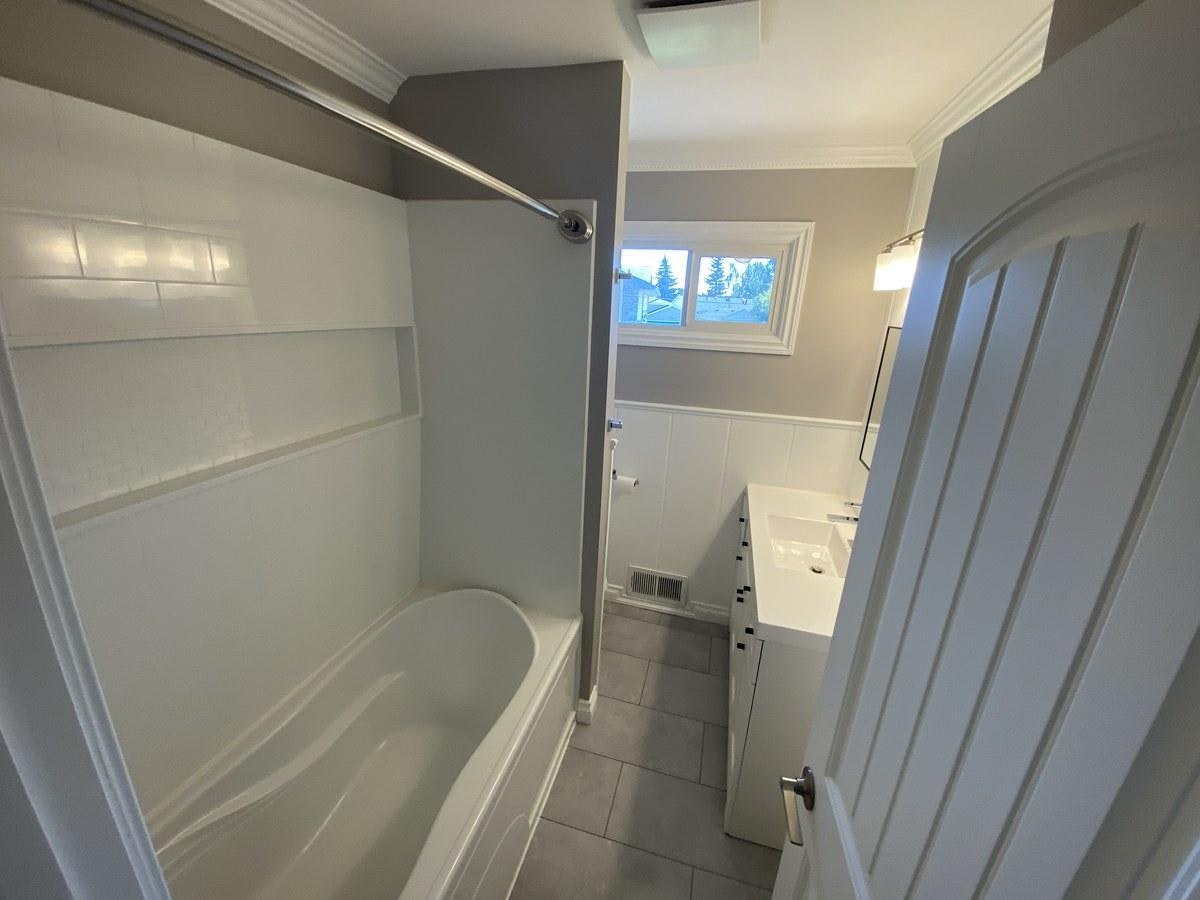 Front-7927 71 Avenue Northwest, Edmonton, AB, T6C 0B1 - 13