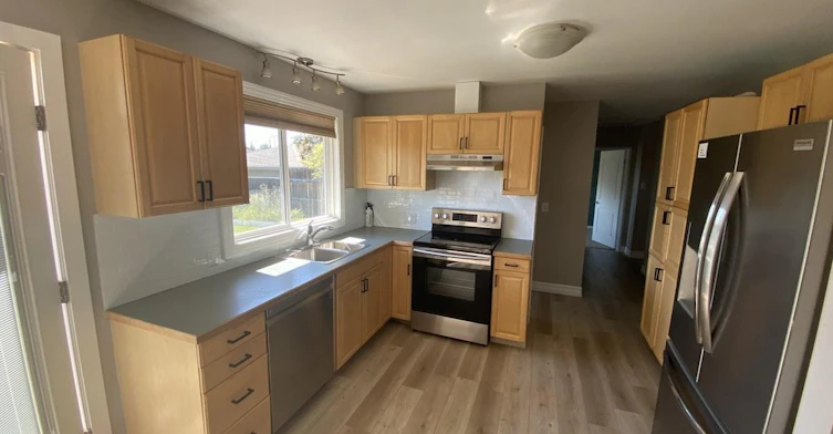 Front-7927 71 Avenue Northwest, Edmonton, AB, T6C 0B1 - 4