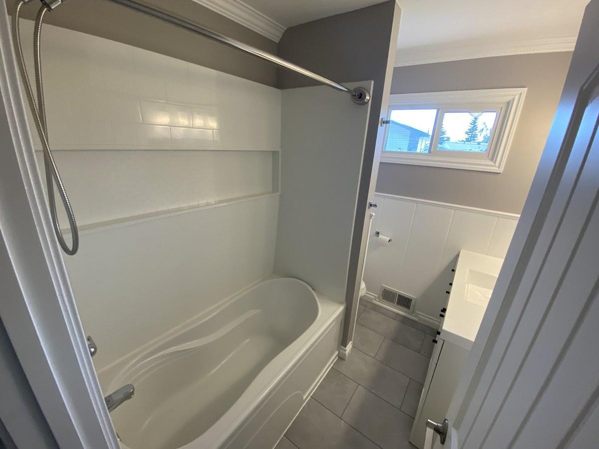 Front-7927 71 Avenue Northwest, Edmonton, AB, T6C 0B1 - 14