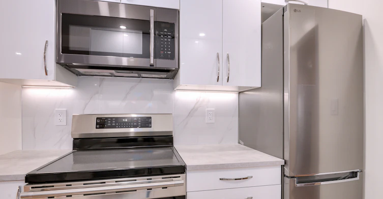 4326 West 10th Avenue, Vancouver, BC, V6R 2L9 - 5