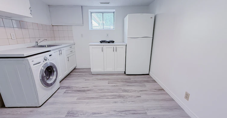 Lower B-32 Avenue Northwestlower B, Calgary, AB, T2M 2P9 - 2