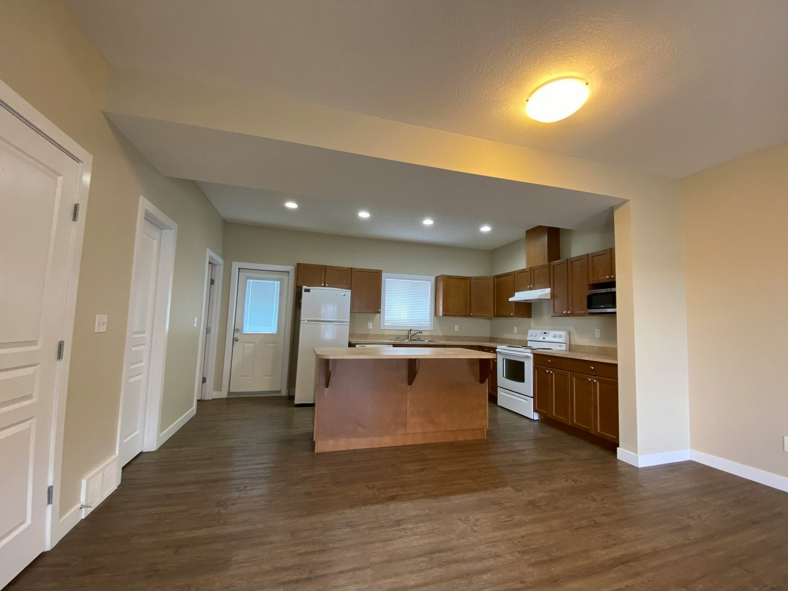 9201 92a Street, Grande Prairie, AB, T8V 4G3 - 4