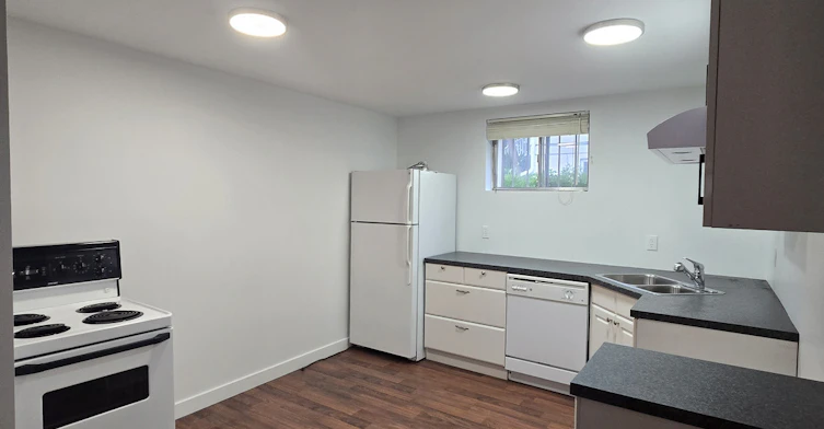 2204 25 Avenue Northwest, Calgary, AB, T2M 2C1 - 9
