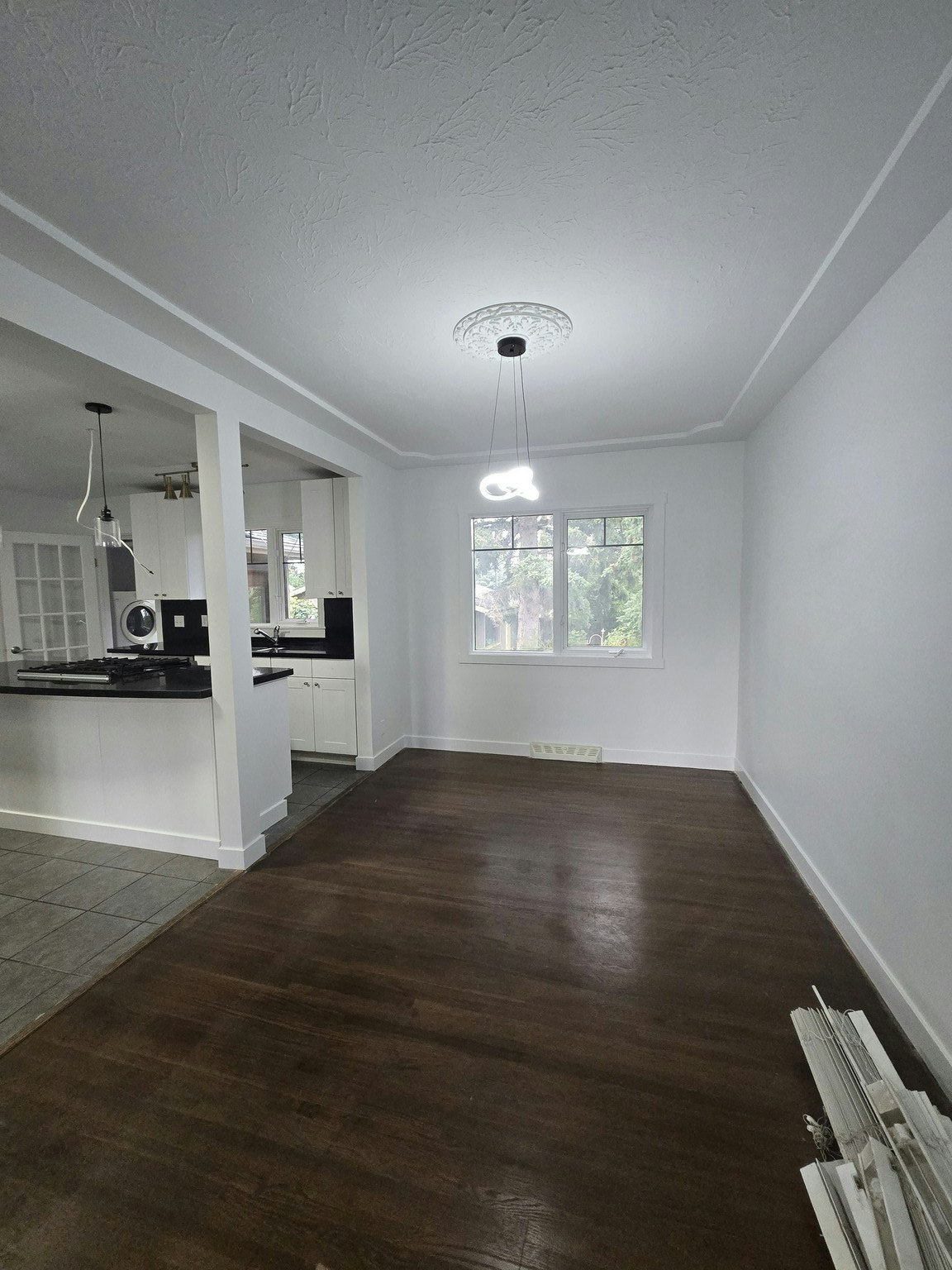 2204 25 Avenue Northwest, Calgary, AB, T2M 2C1 - 4