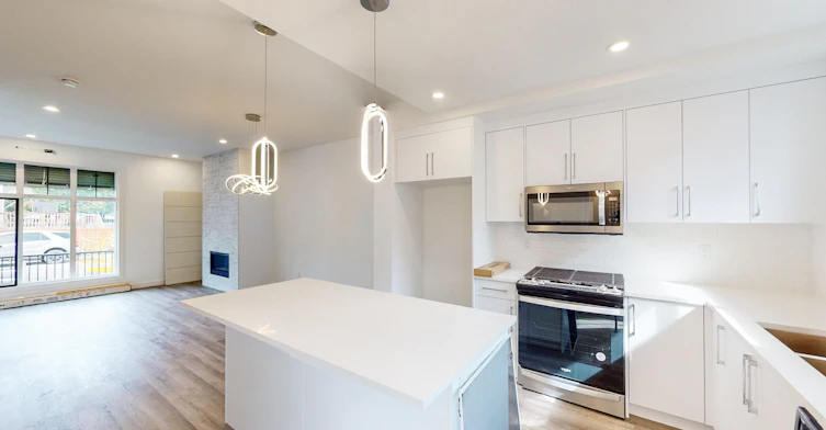 2104 13 Street NW, Calgary, AB, T2M 1T8 - 2