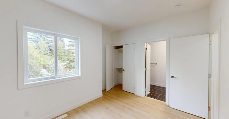 10965 140 Street NW, Edmonton, AB, T5C 2M6 - 10