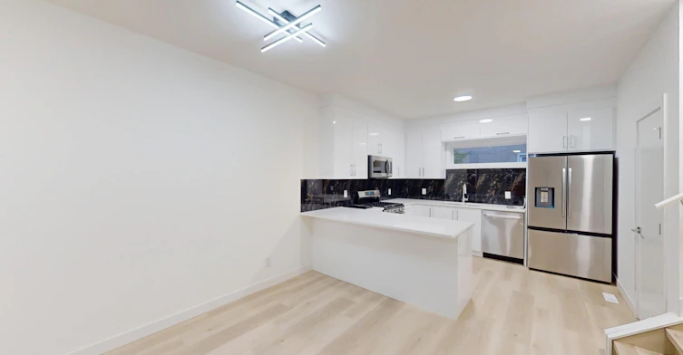 10967 140 Street Nw, Edmonton, AB, T5C 2M6 - 2
