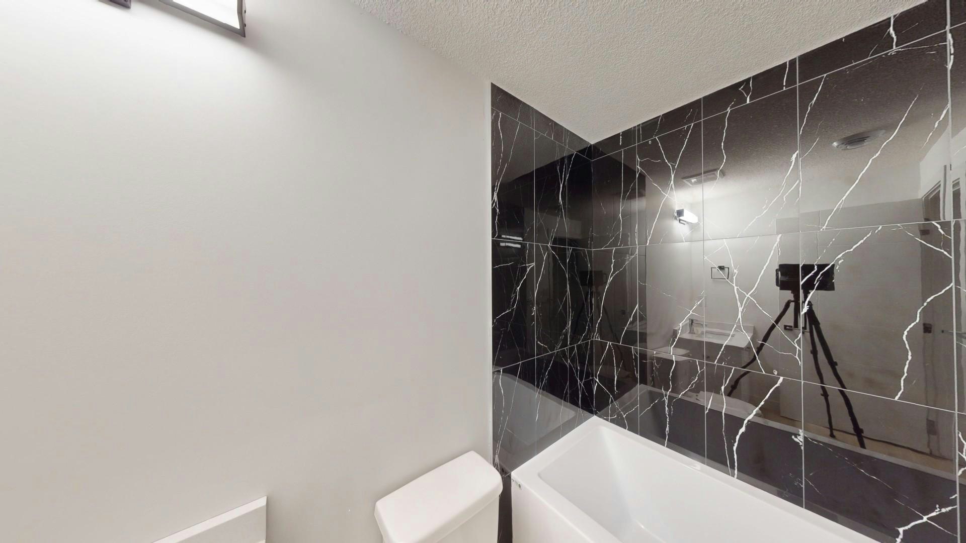 10967 140 Street Nw, Edmonton, AB, T5C 2M6 - 5