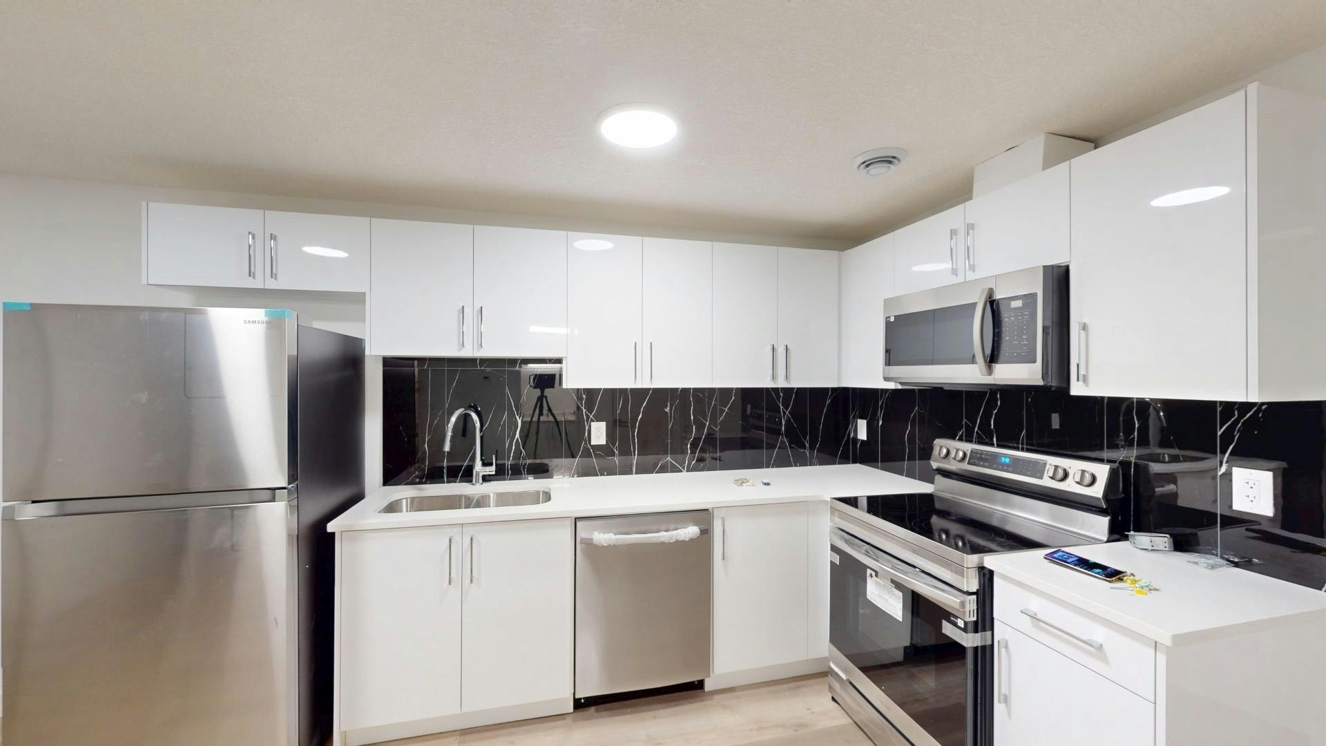 10969 140 Street Nw, Edmonton, AB, T5C 2M6 - 2