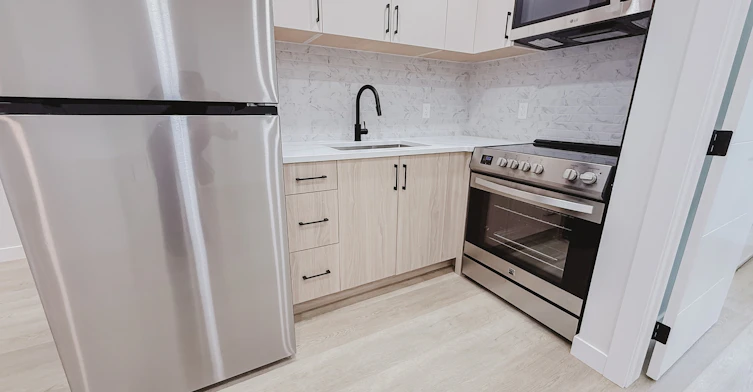 3920 77 Street, Calgary, AB, T3B 2N5 - 4