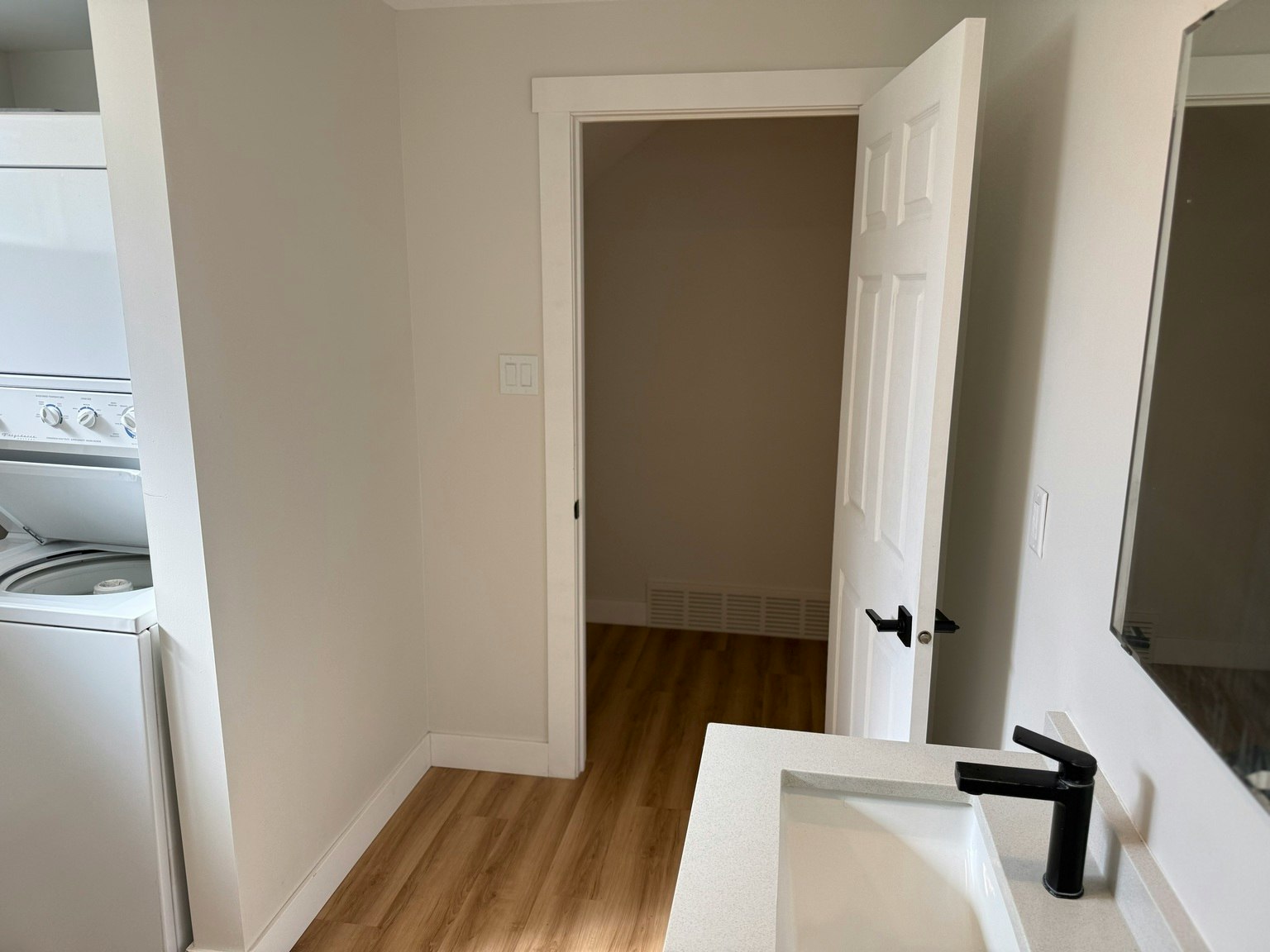 6011 131a Avenue Nw, Edmonton, AB, T5A 0H8 - 8