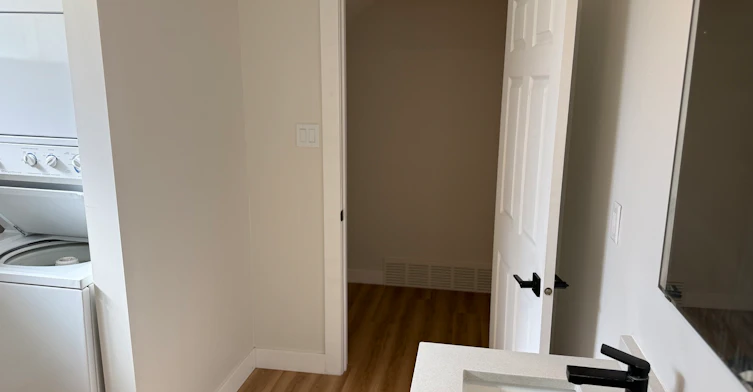 6011 131a Avenue Nw, Edmonton, AB, T5A 0H8 - 8