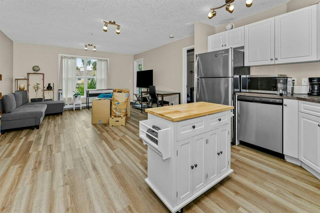 2000 Applevillage Court Southeast, Calgary, AB, T2A 7Z4 - 2