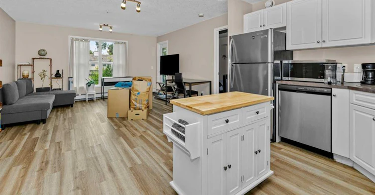 2000 Applevillage Court Southeast, Calgary, AB, T2A 7Z4 - 2