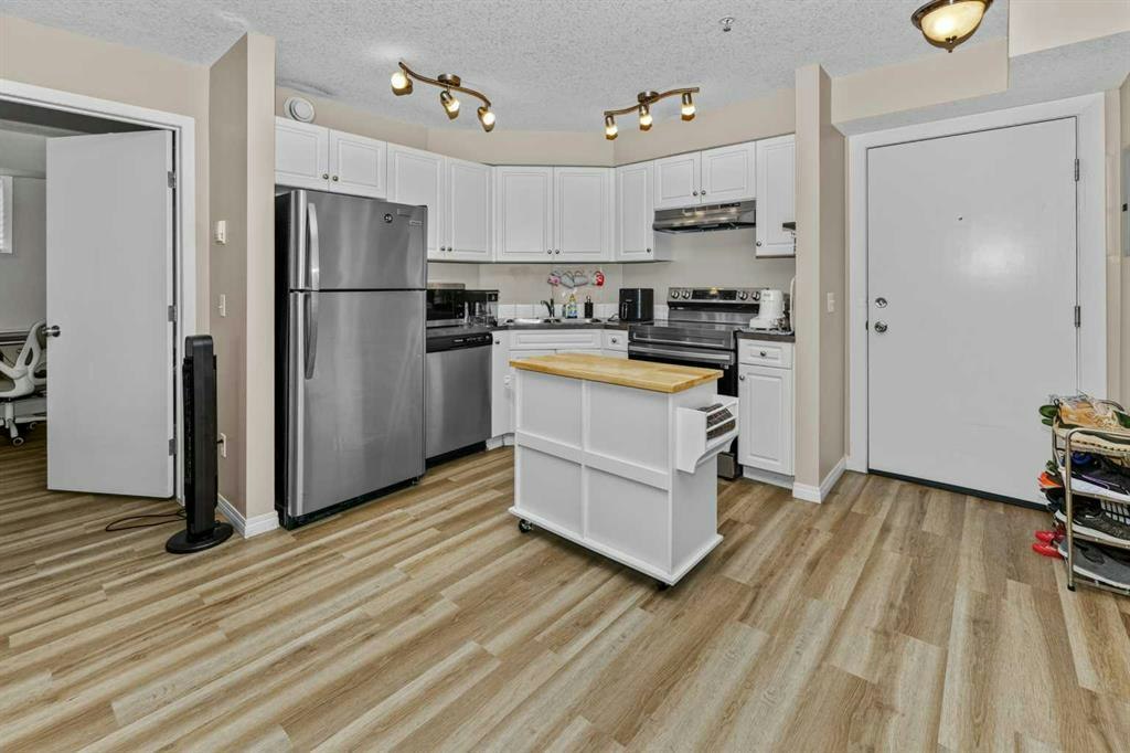 2000 Applevillage Court Southeast, Calgary, AB, T2A 7Z4 - 4
