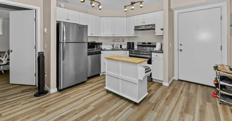 2000 Applevillage Court Southeast, Calgary, AB, T2A 7Z4 - 4