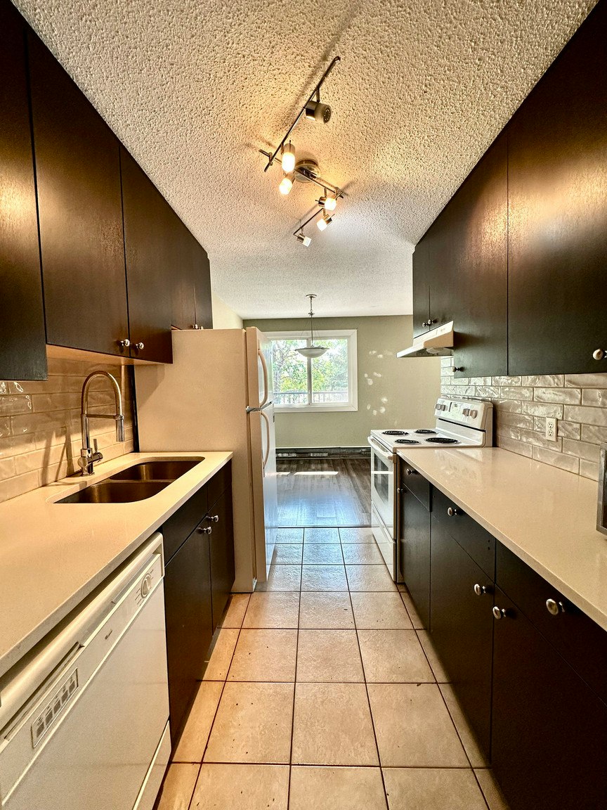 8-13456 Fort Road Northwest, Edmonton, AB, T5A 1C5 - 2